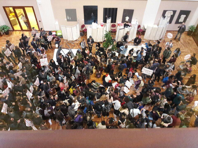 Students commence a sit-in at the Harvard University building where union negotiations are being held. Photo by Anabela Pappas.